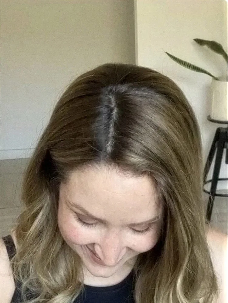 Depois: risca fechada e cabelo com mais volume